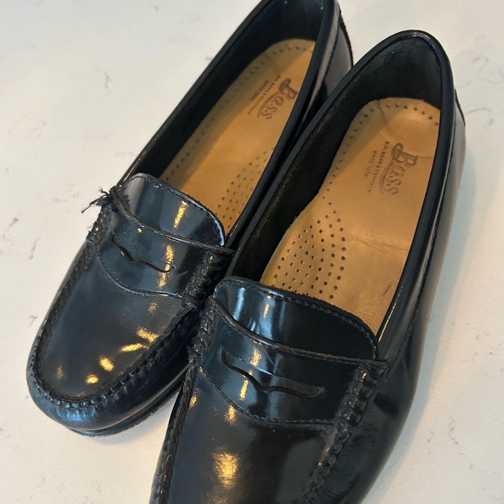 Vintage Bass Shiny Black Leather Loafers fit like a women 8.5